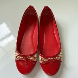 Tory Burch Raffia Catherine red patent leather cap straw flat.